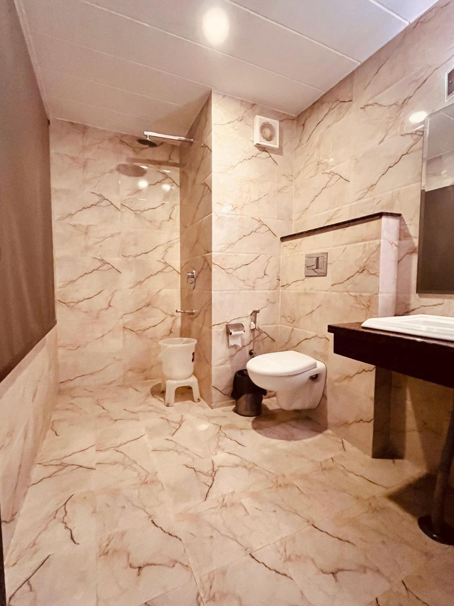 Hotel The Onix Dehradun Exterior foto