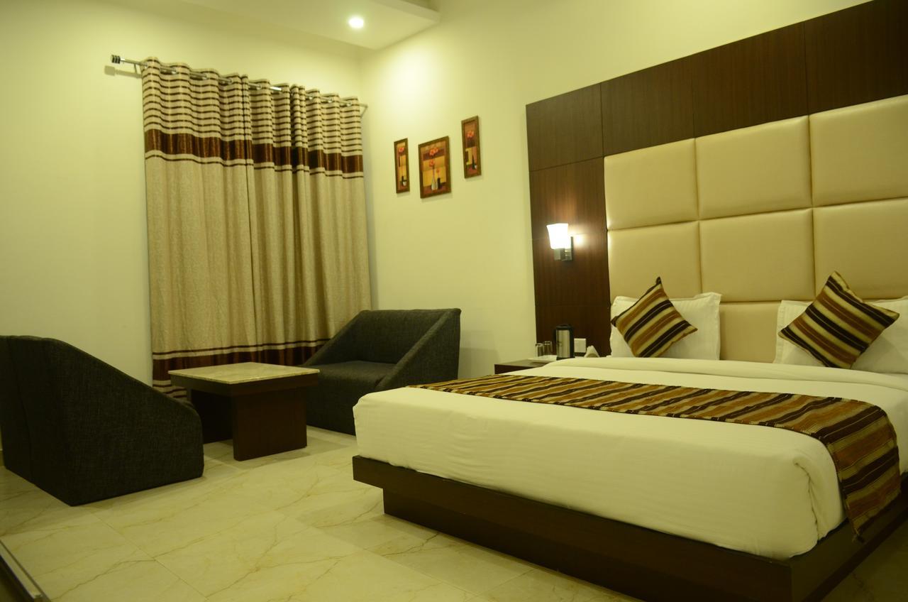 Hotel The Onix Dehradun Exterior foto